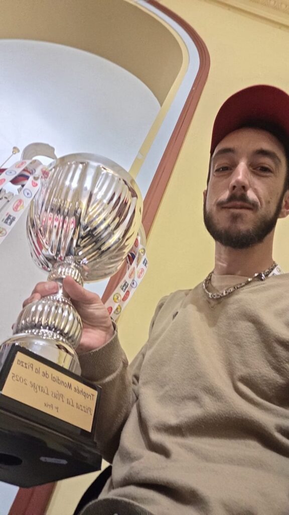 Lucas avec sa coupe